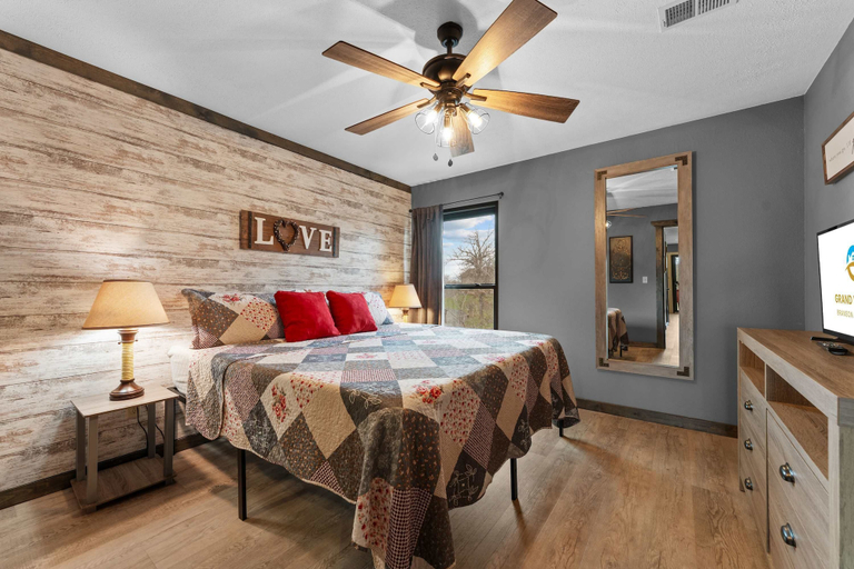 Room 3, Hole-in-one Hideaway For 4, Taney