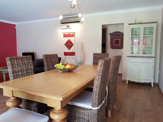 Dining 4, Villa Alba: Sunlit Comfort in Lirac, Gard