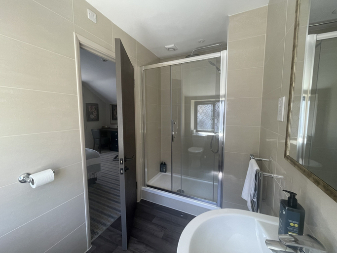 Bathroom 5, Thatchers Hotel, Surrey