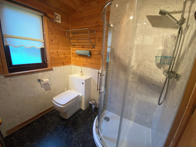 Bathroom 3, Loch Lomond Lodge 27, Rowardennan, Stirling