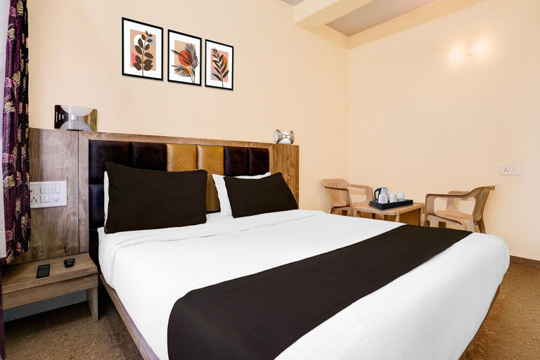 Room 5, Hotel O Main Market Mahabaleshwar, Satara