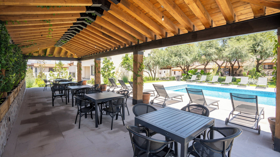 Outdoor dining, Modern 3BR Pool & Gym in Nueva Escondida, Allende