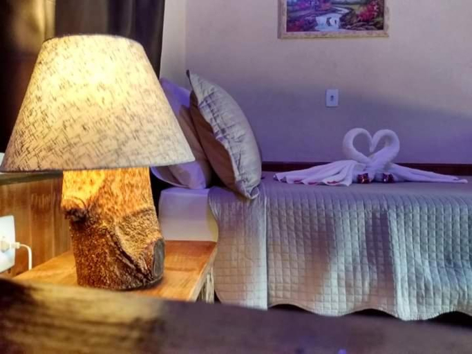 Bedroom, Chales romanticos com hidromassagem e lareira Pousada Bela Helena, Resende