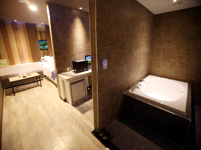 Bathroom 1, Yeongju Hotel, Yeongju
