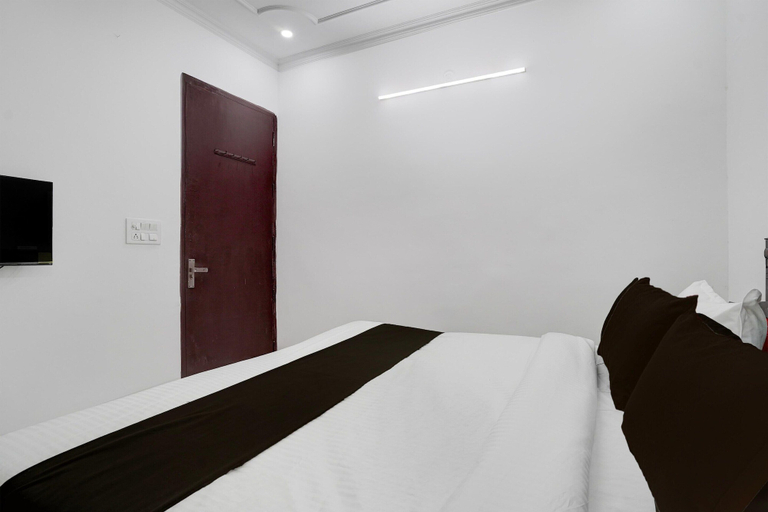Room 2, Classic With Balcony Huda Market Sector 46, Gurgaon