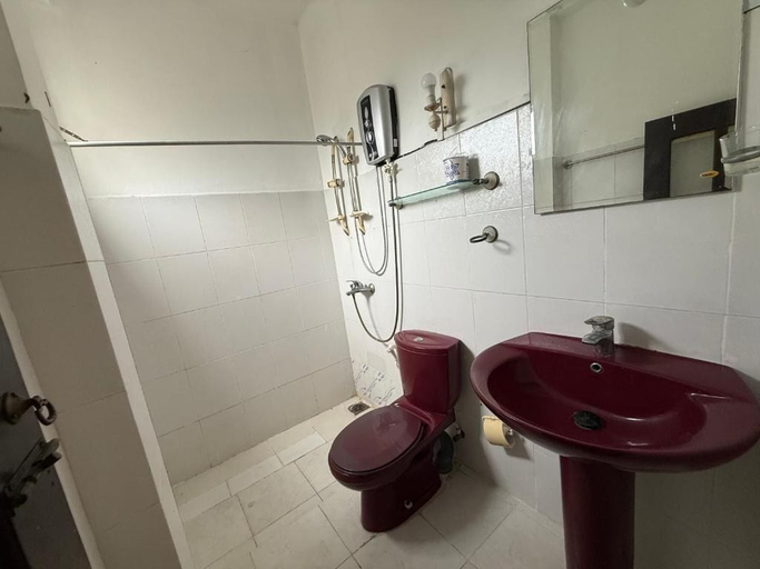 Bathroom 3, Airport Residencies, Katana