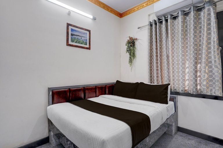 Room 4, Deluxe Townhouse Koramangala Road Complex, Bangalore