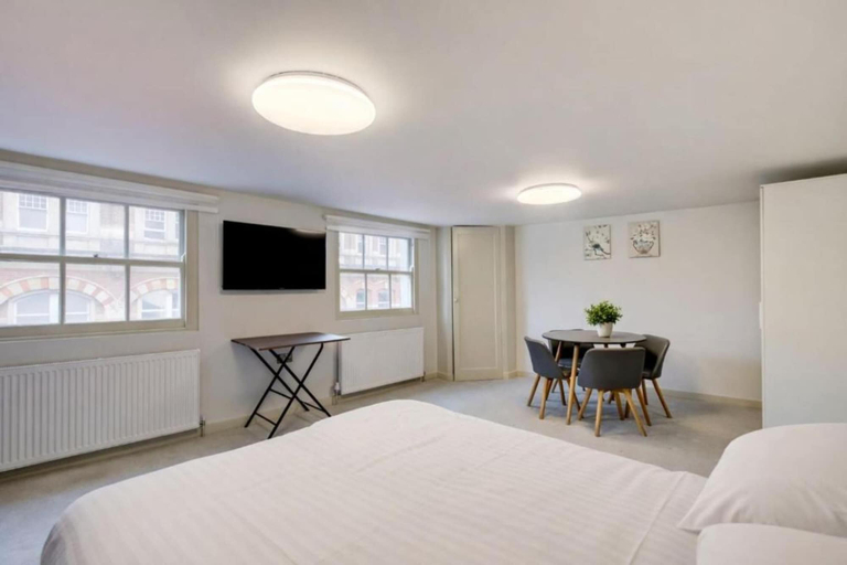 Room amenity 2, Stylish 2BR Apartment in Leicester Square, London
