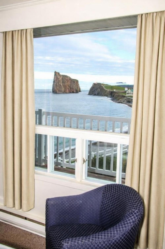 Others 3, Hotel Les Trois Soeurs, Le Rocher-Percé
