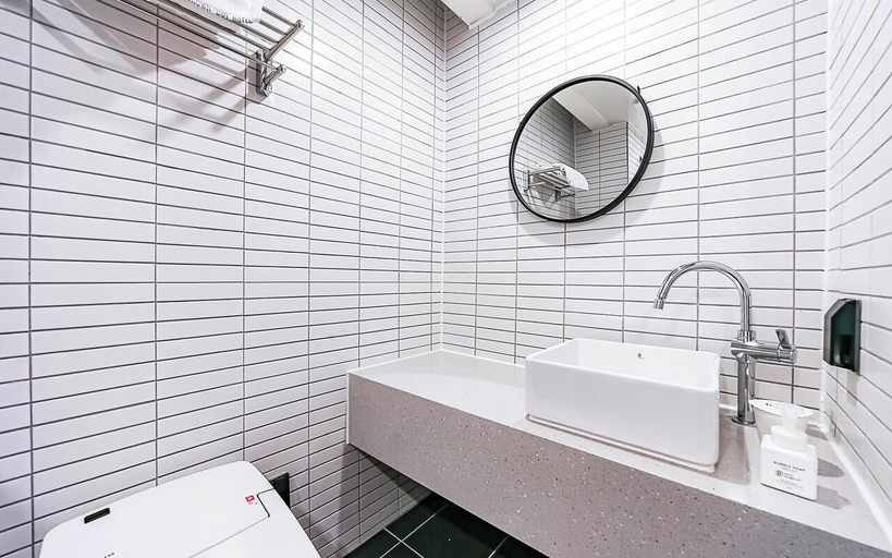 Bathroom 2, Brown Dot Pohang Yeongildae Beach Branch, Pohang