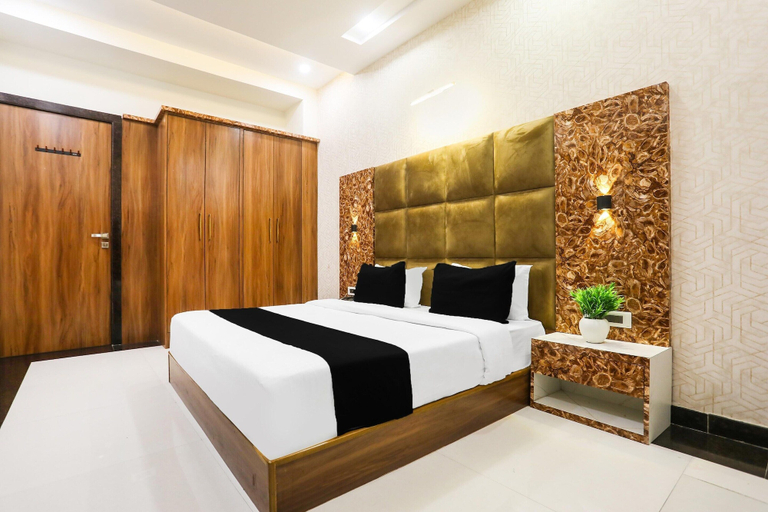 Room 4, Townhouse Kota Airport, Kota