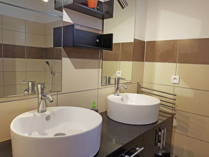 Bathroom 5, Villa Alba: Sunlit Comfort in Lirac, Gard