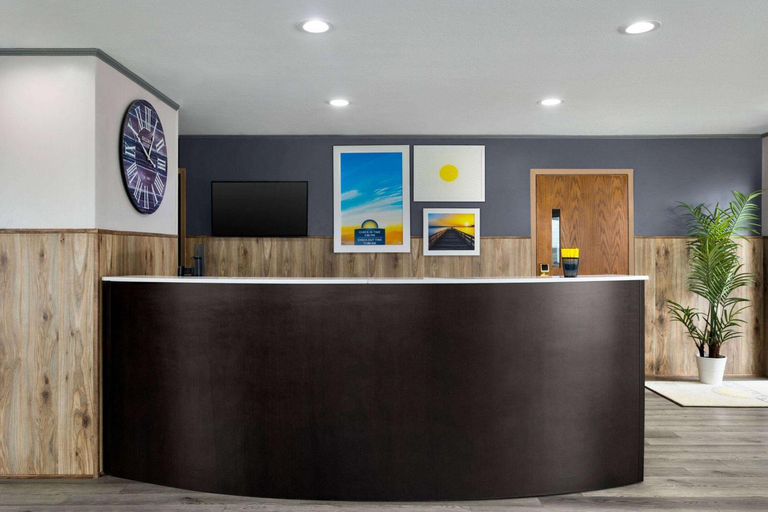 Public Area 3, Motel 6 – Chillicothe, MO, Livingston
