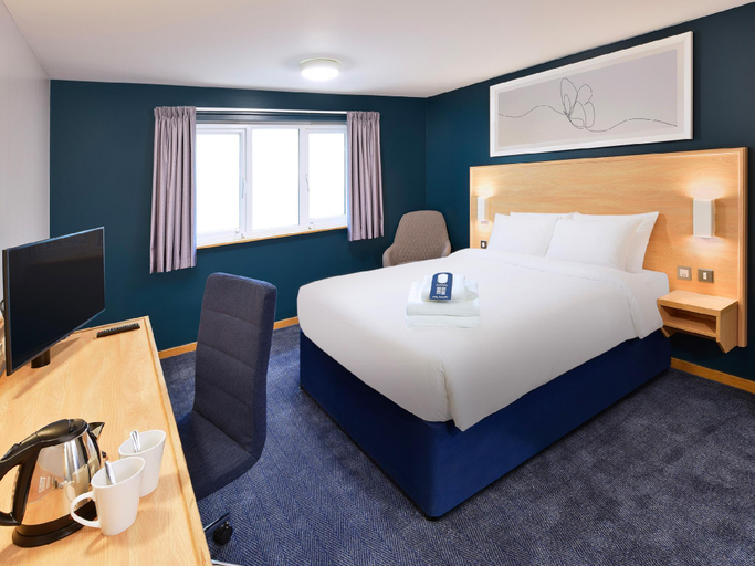 Bedroom 3, Travelodge Swansea Central, Swansea