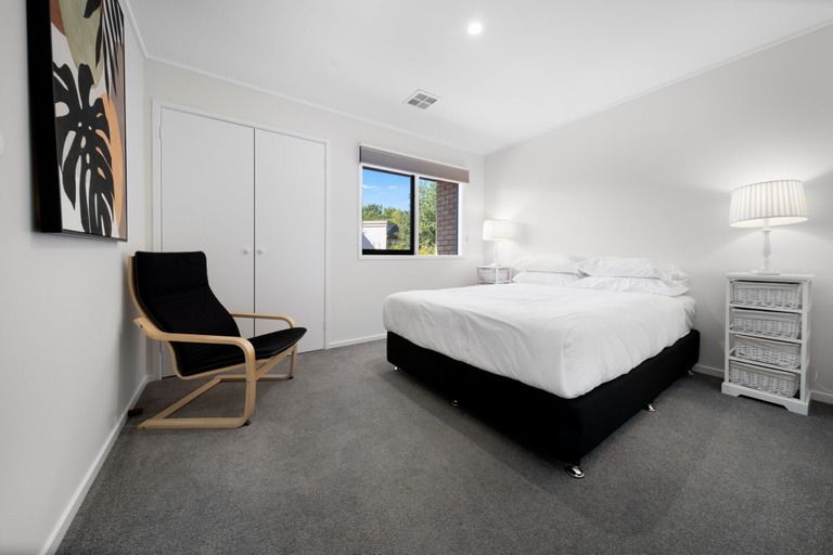 Room 2, Gorgeous 2-bed Townhouse With Patio, BBQ & Parking, Canberra