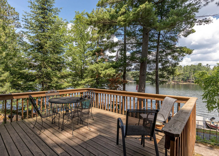 Outdoor dining, Pinewood - Bouchard Shores Resort, Oneida