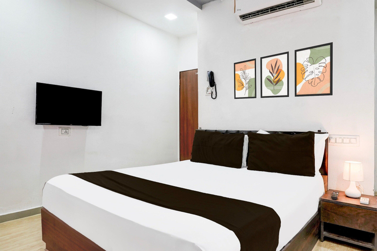 Room 5, Hotel O VIP Road Formerly Hotel Lotus, Surat