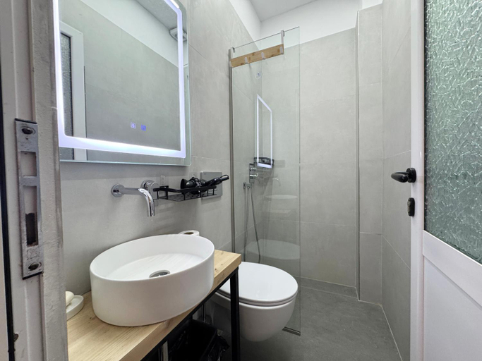 Bathroom 2, July Seaview Apartments, Sarandës