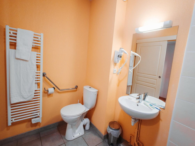Bathroom 3, Apartment Near Couloubret Thermal Bath, Ariège