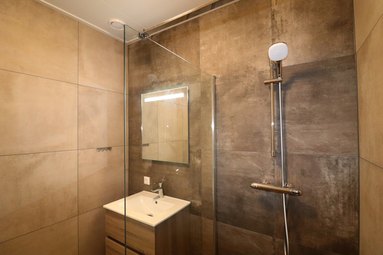 Bathroom 4, Luxury waterfront villa, Littenseradiel