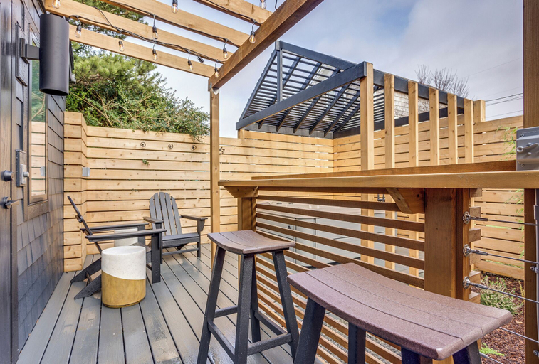 Outdoor dining, The Louie Boutique Motel, Lincoln