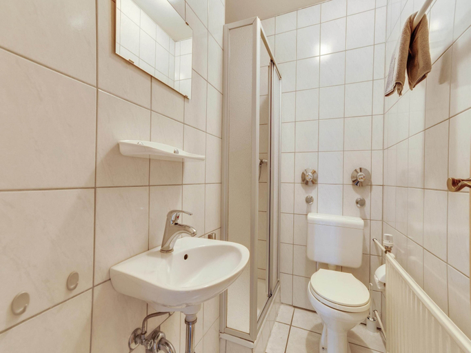 Bathroom 4, Inviting Holiday Home in Winterberg-Hildfeld near Ski Slopes, Hochsauerlandkreis