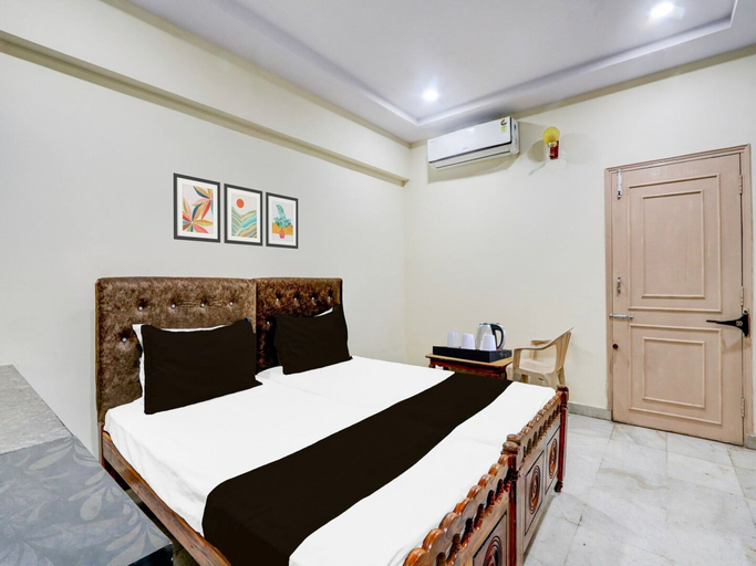 Room 4, Deluxe Thallam Sai Residency, Y.S.R.