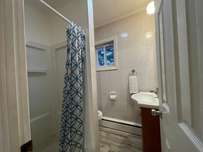 Bathroom, Twin Oaks Motel, Monmouth