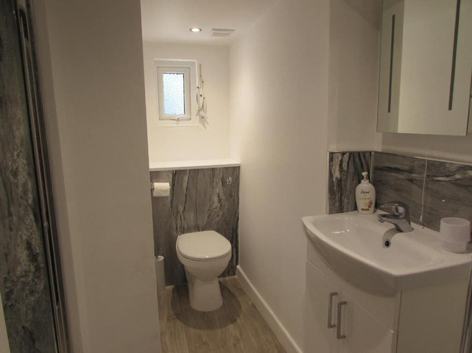 Bathroom 2, Sailors Snug, Torbay