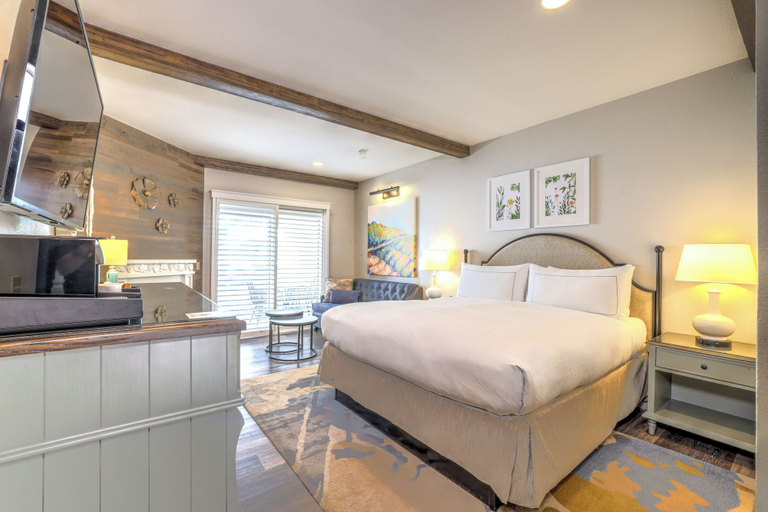 Bedroom 4, The Lodge at Healdsburg, Tapestry Collection by Hilton, Sonoma