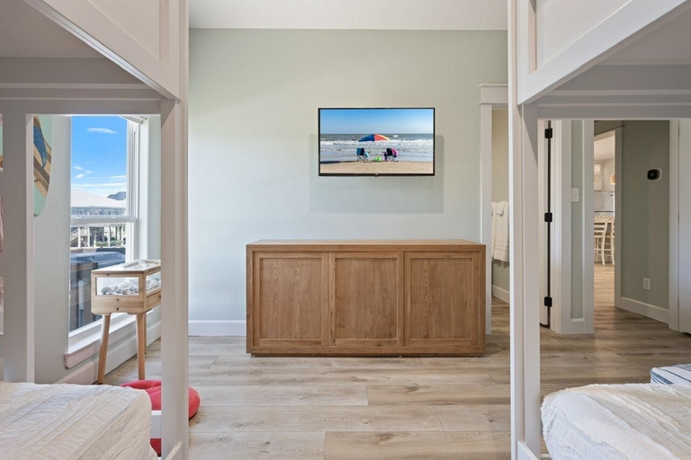 Room 5, 1 Crenshaw 3 Bedroom Home, Galveston