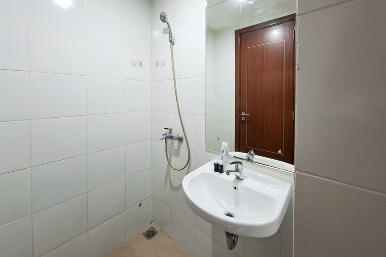 Bathroom 5, Restful 1BR Apartment at Vittoria Residence By Travelio, West Jakarta