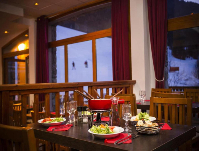 Dining 4, Alpine Base With Hot Tub & Pool, Savoie