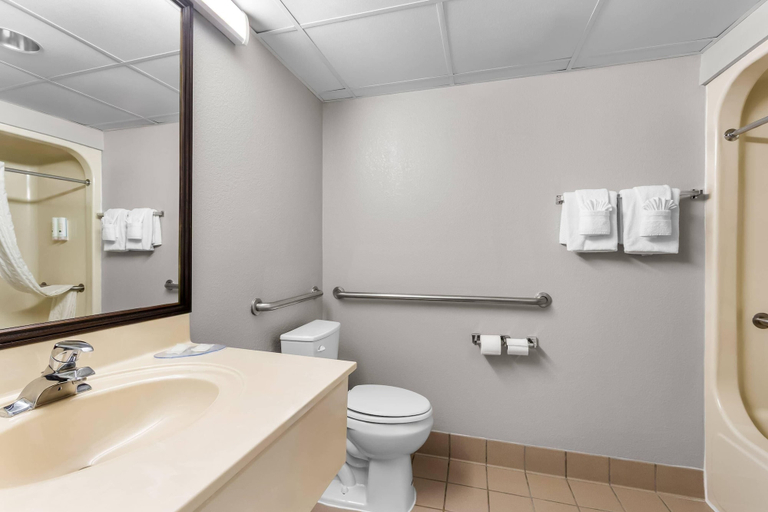 Bathroom 4, Quality Inn Surfside Myrtle Beach, Horry