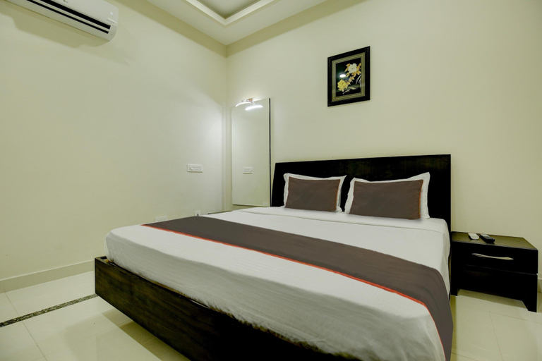 Room 5, Collection O Ovel Hotel Grand, Jalandhar