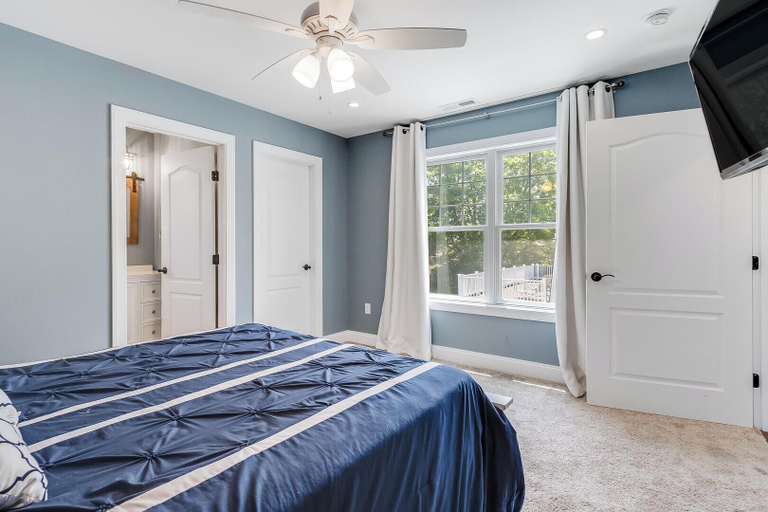 Room 2, Country Club Drive 207, Sussex