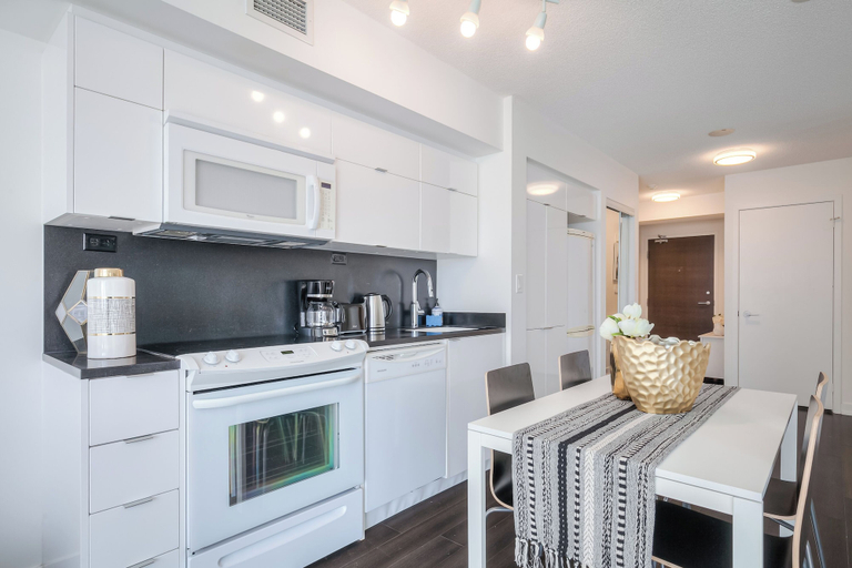 Private kitchen 5, Skyforge Suites, Toronto
