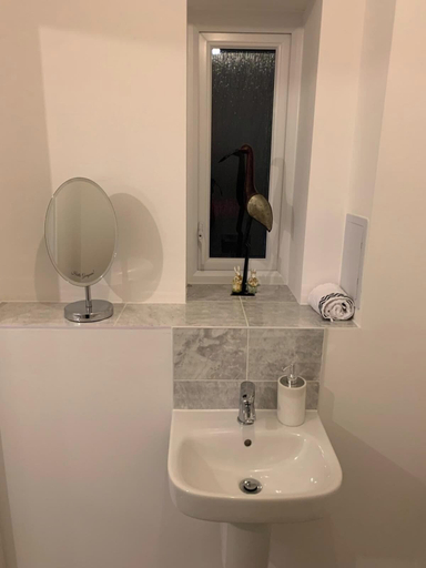 Bathroom 2, House- Sleeps 6 & Free Parking, Thurrock