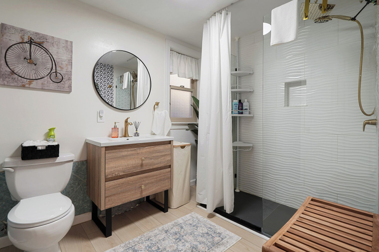Bathroom 4, Coast PalmTree Yard 2BR Block from Beach, San Mateo