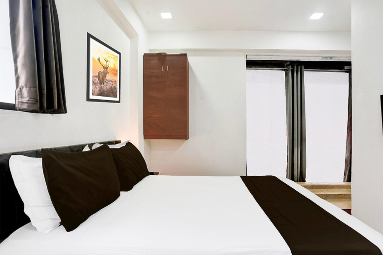 Room 2, Hotel O VIP Road Formerly Hotel Lotus, Surat