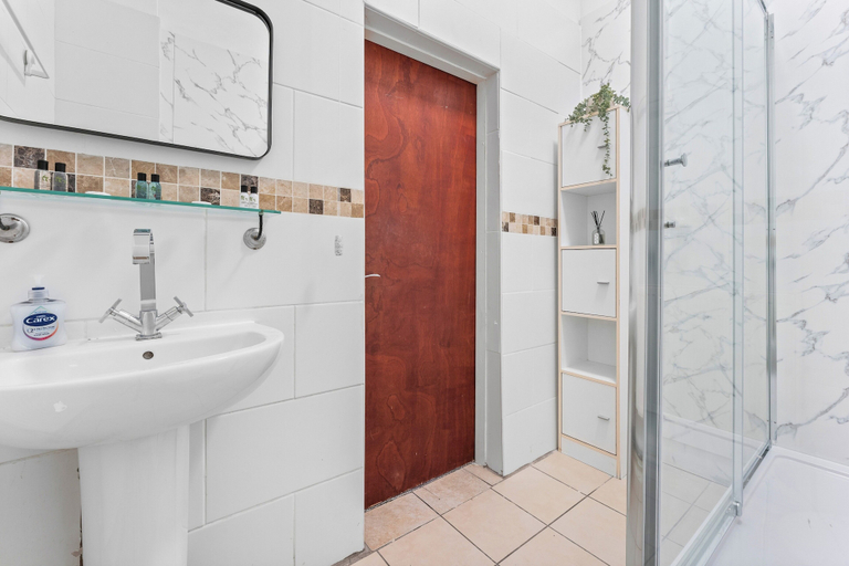 Bathroom 5, 2 Bedroom Birmingham J Quarter With Parking & Wifi, Birmingham