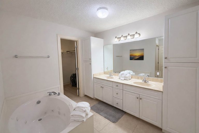 Room 2, New Listing Phoenix West 2102 Beachfront Bliss With Lazy River and Beach Views, Baldwin