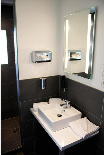 Bathroom 4, Bendorf Hotel by Belvilla Family Suite, Mayen-Koblenz