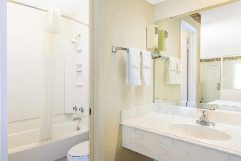 Bathroom, Days Inn & Suites by Wyndham Marshall, Harrison