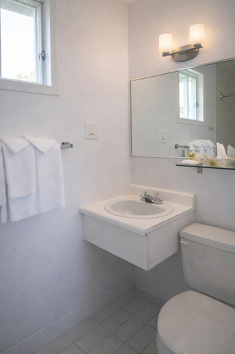 Bathroom 2, Hotel Les Trois Soeurs, Le Rocher-Percé