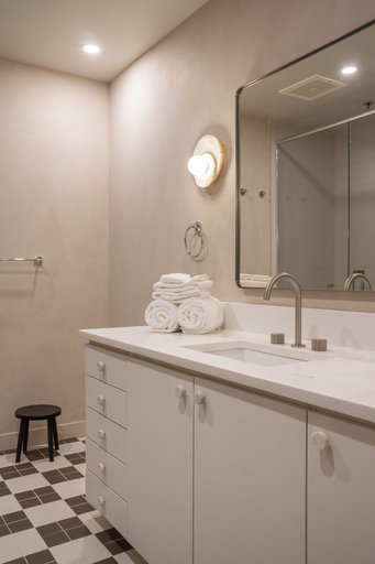 Bathroom 5, Maison Saint-Vincent, Montréal