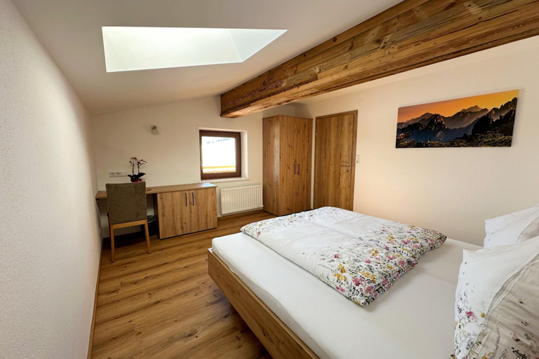 Room 2, Leogang: apartment with mountain views, Zell am See