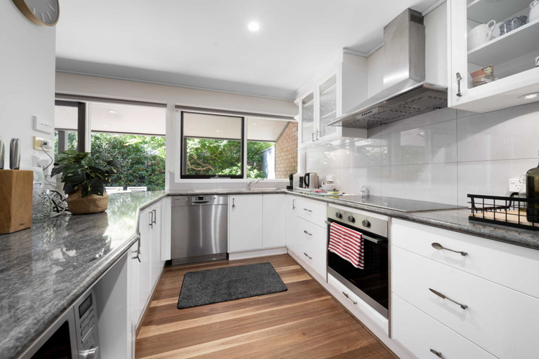 Private kitchen 3, Gorgeous 2-bed Townhouse With Patio, BBQ & Parking, Canberra