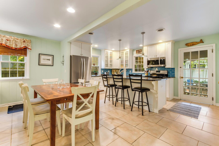 Room 2, Columbia Avenue 72, Sussex