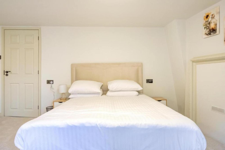 Room 3, Stylish 2BR Apartment in Leicester Square, London